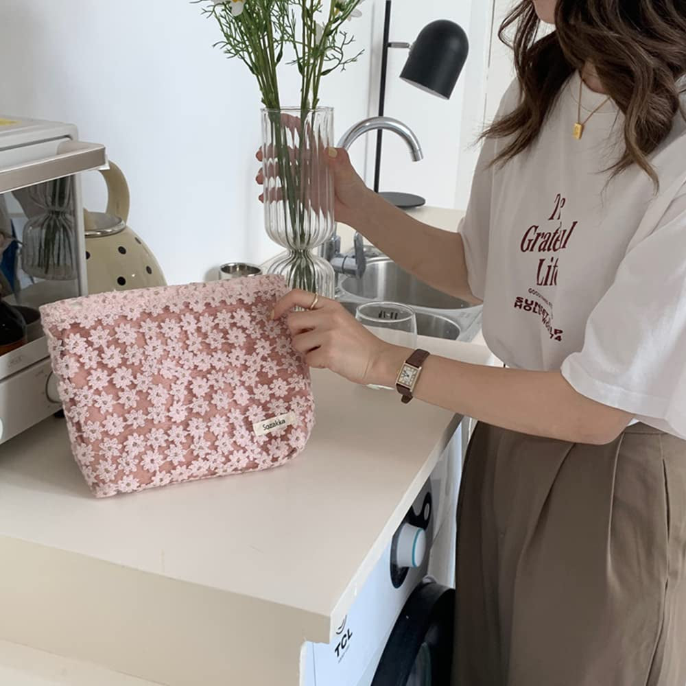 Daisy Makeup Bag Cosmetic Bag for Women,Large Capacity Canvas Makeup Bags Travel Toiletry Bag Accessories Organizer,Pink